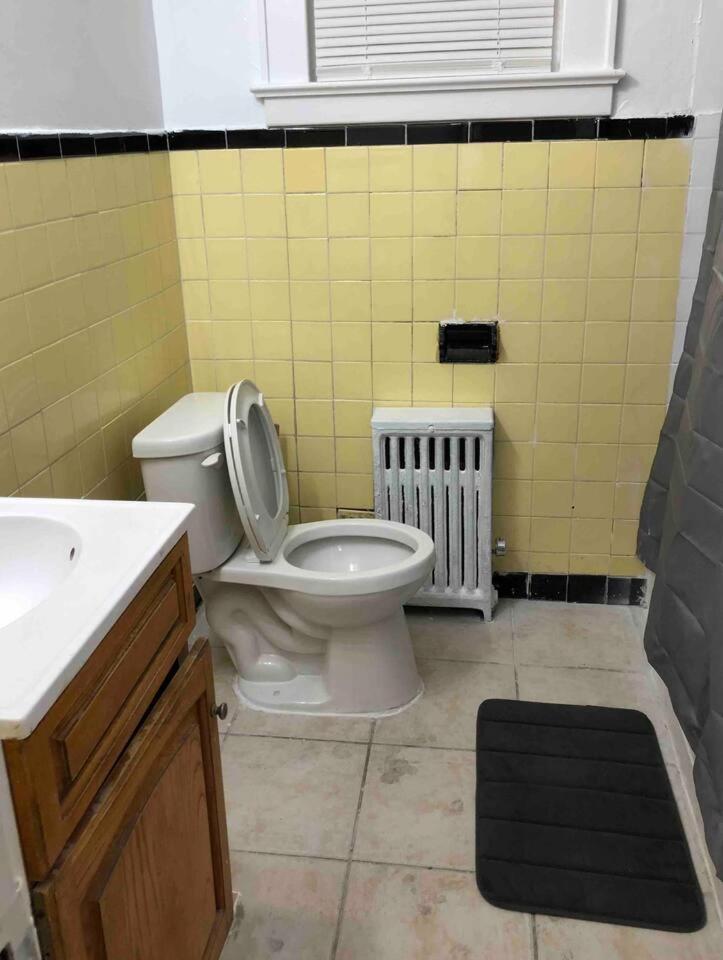 Spacious 2 Bedroom Apartment With 1 Bathroom And Private Street Entrance Paterson Exterior foto